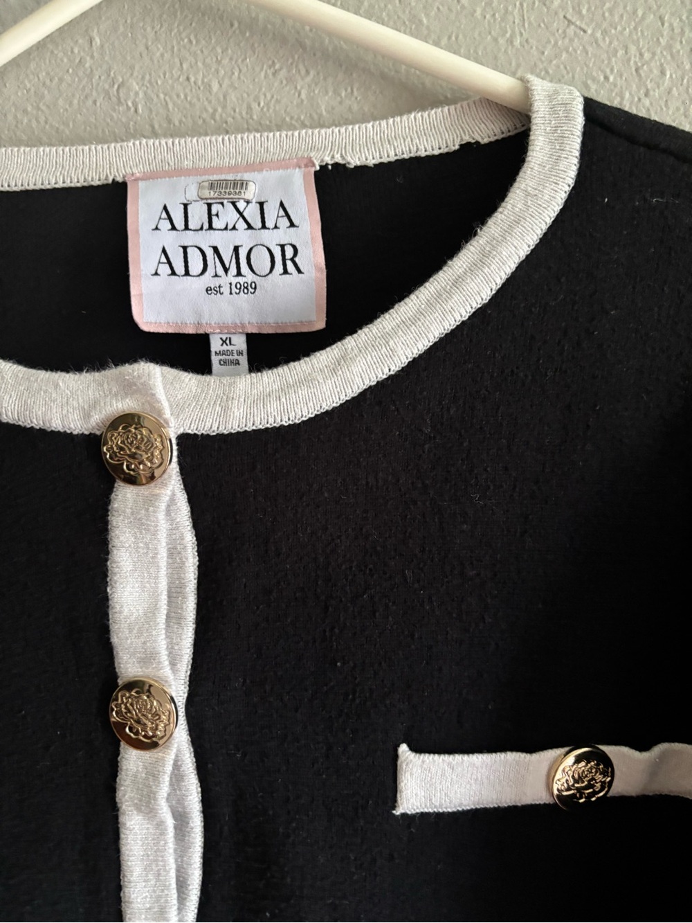 Alexia Admor Black Cropped Jacket with White Trim - Picture 2 of 5